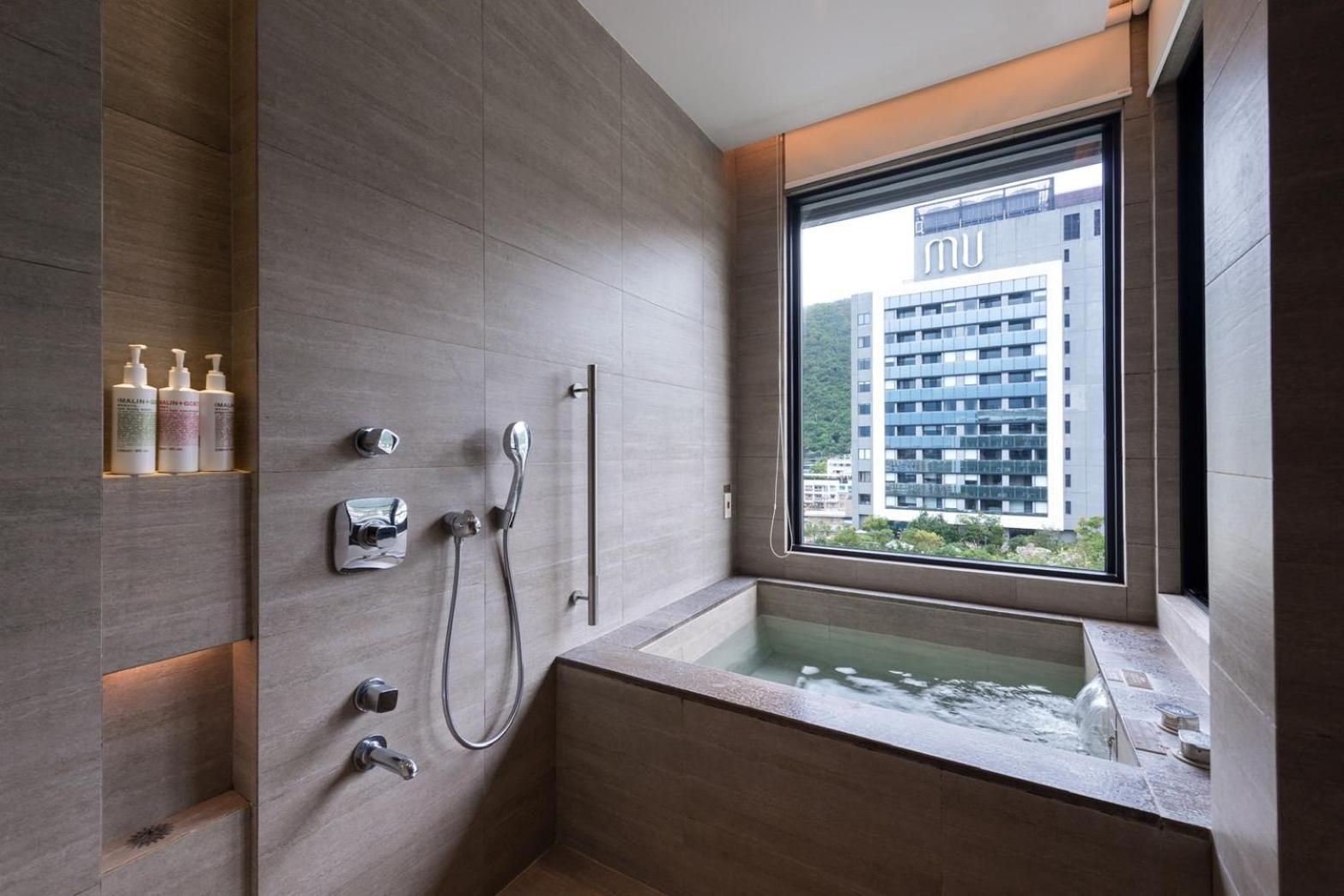 Mu Jiaoxi Hotel Eksteriør bilde A modern Japanese-style bathroom with a deep bathtub
