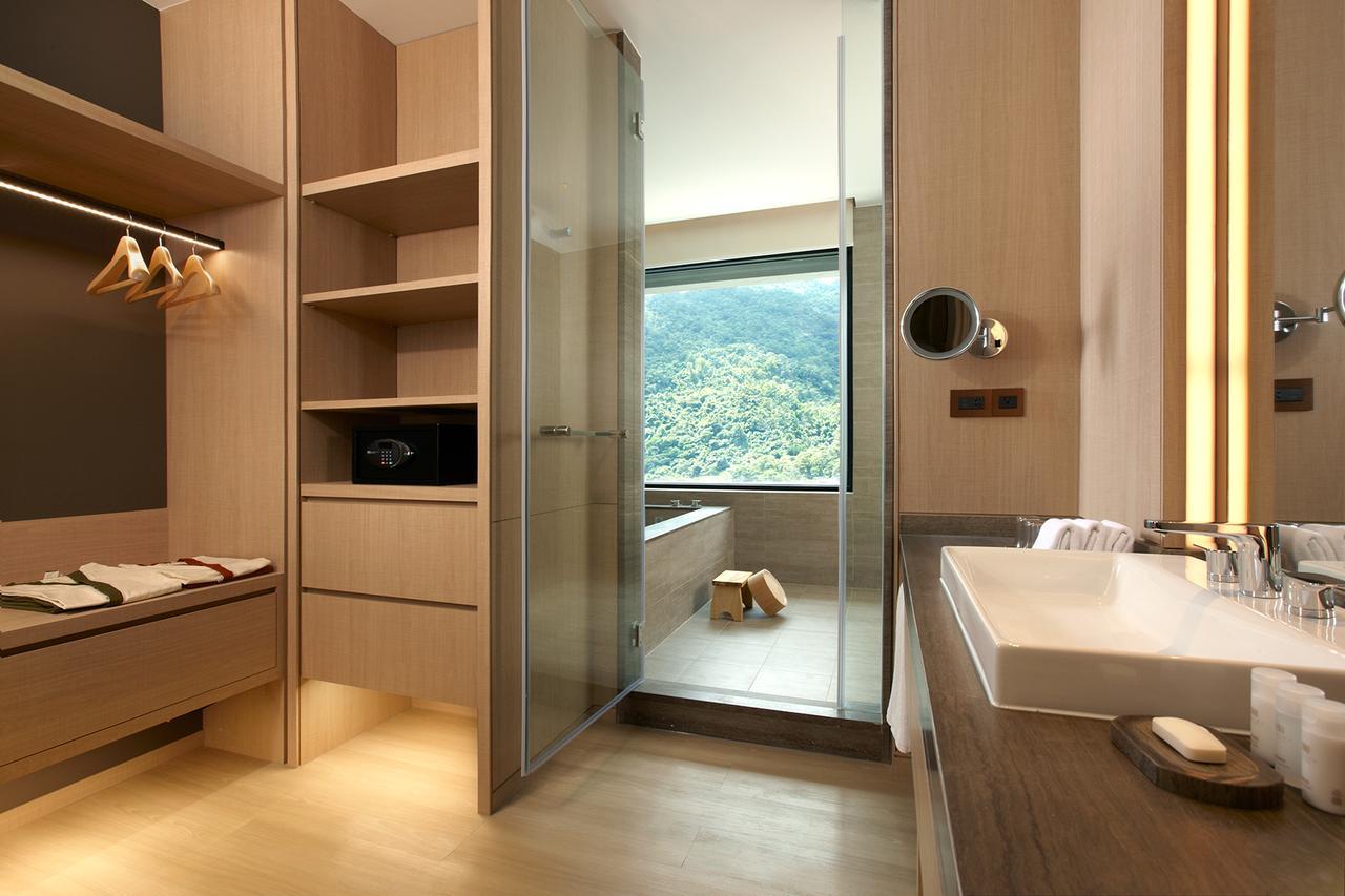 Mu Jiaoxi Hotel Eksteriør bilde A bathroom in a hotel