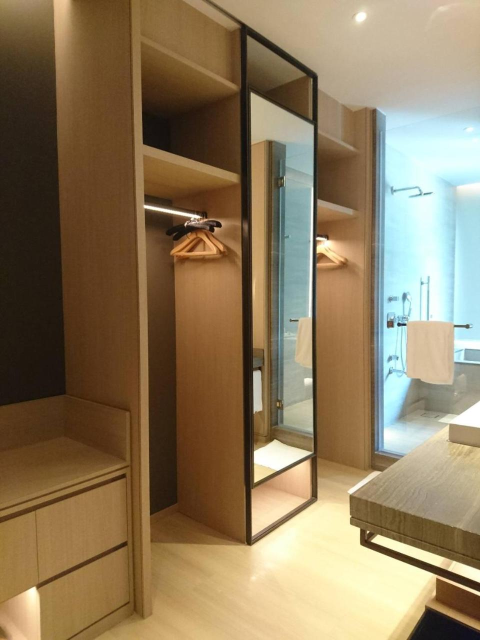 Mu Jiaoxi Hotel Eksteriør bilde A walk-in wardrobe